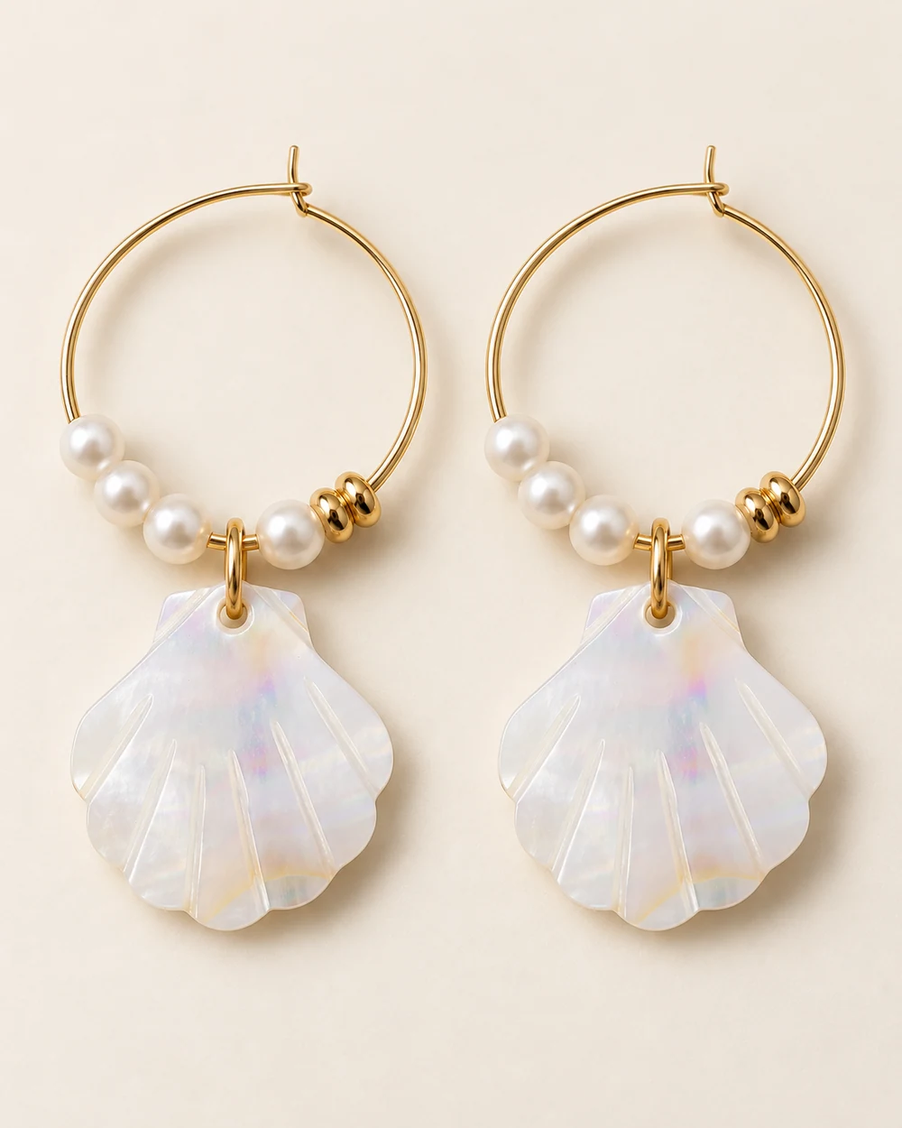 Agnès — Créoles fines de 25 mm, 4 perle nacrée synthétique 4 mm, 2 intercalaire doré 2 mm par oreille, avec coquillage en nacre.