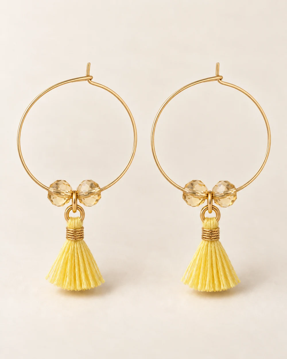 Ajonc — Créoles fines de 25 mm, 2 facette miel 4 mm par oreille, avec pompon jaune.