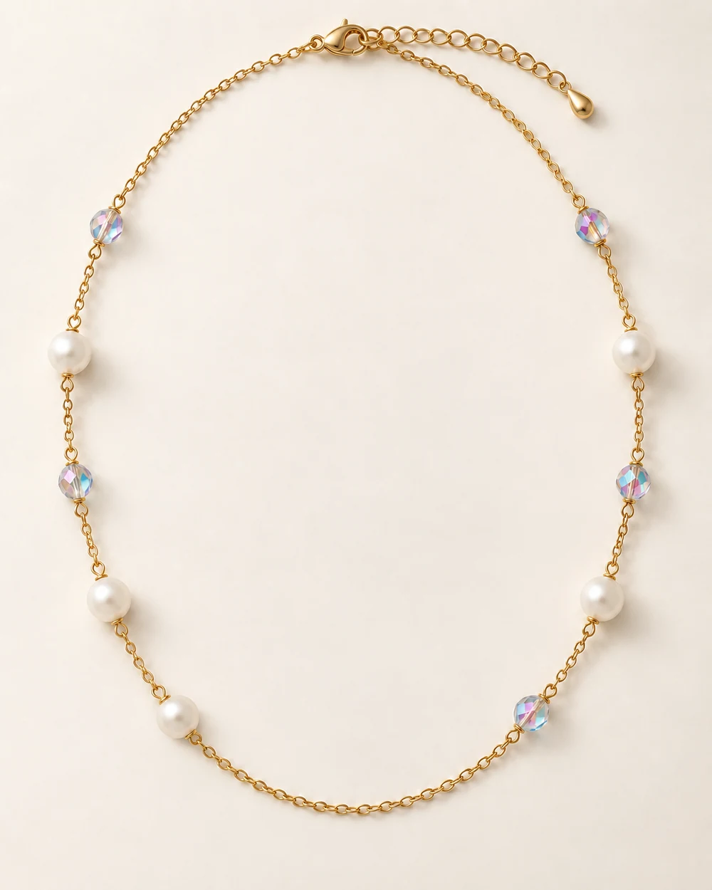 Archipel — Une chaîne fine rythmée par 5 facette bleue 4 mm et 5 perle nacrée synthétique 6 mm.