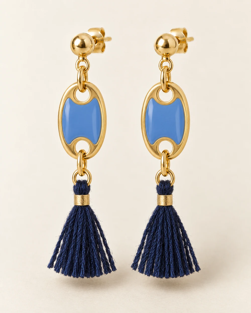 Badette — Connecteur ovale bleu et pompon bleu nuit s’articulent en deux étages.
