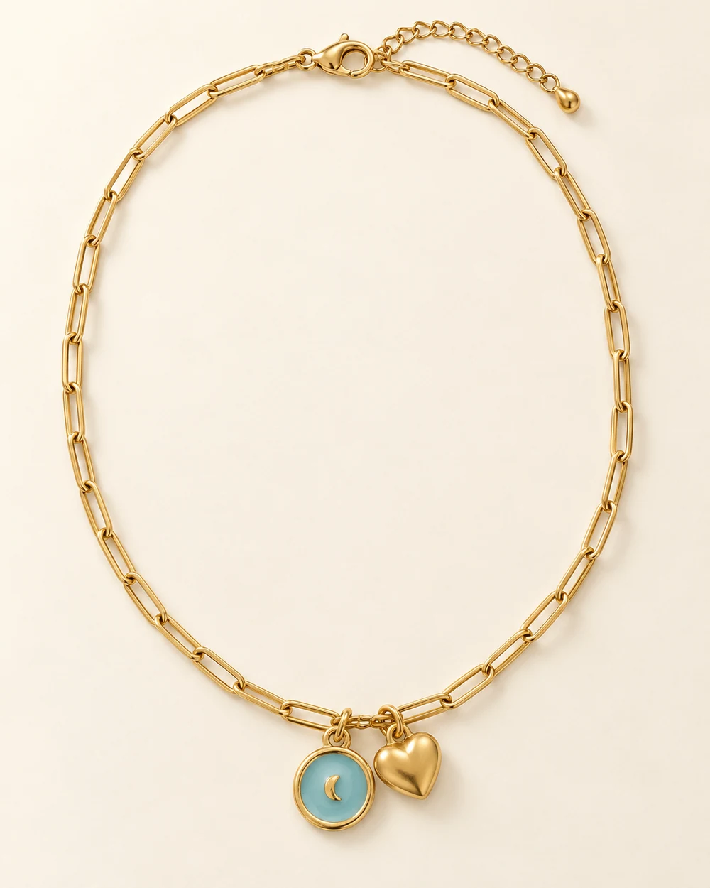 Balise — Médaillon lune bleu accompagné de cœur doré, sur chaîne trombone de 44 cm.