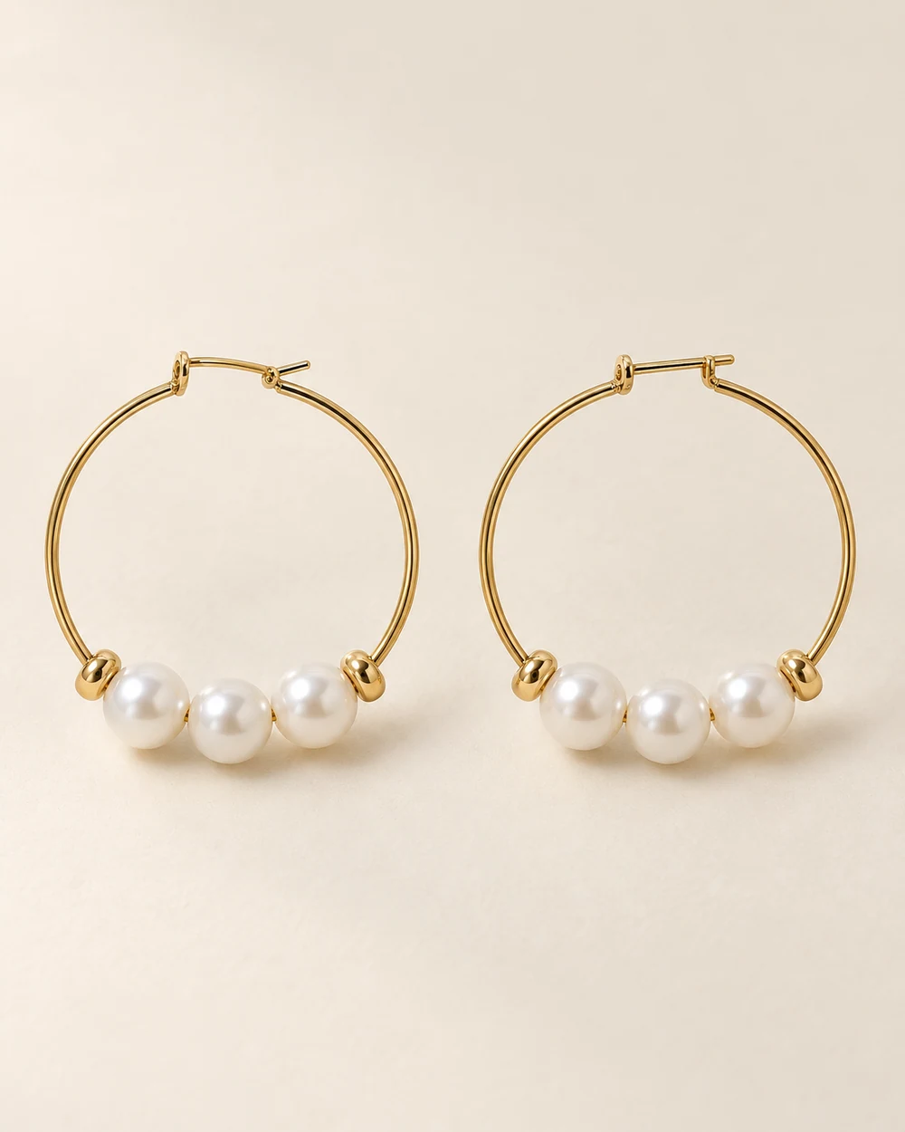 Bénédicte — Créoles fines de 25 mm, 3 perle nacrée synthétique 6 mm, 2 intercalaire doré 2 mm par oreille.