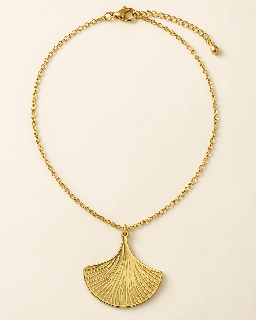 Canopée — Ginkgo doré, sur chaîne fine de 50 cm.