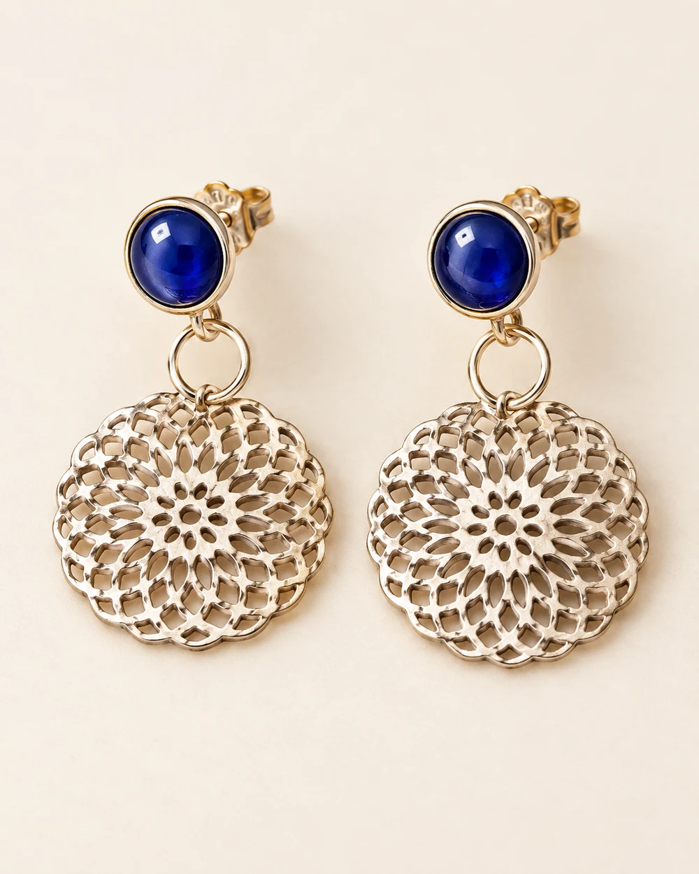 Cécile — Puces à cabochons bleu foncé; grandes rosaces métalliques ajourées suspendues par anneaux.