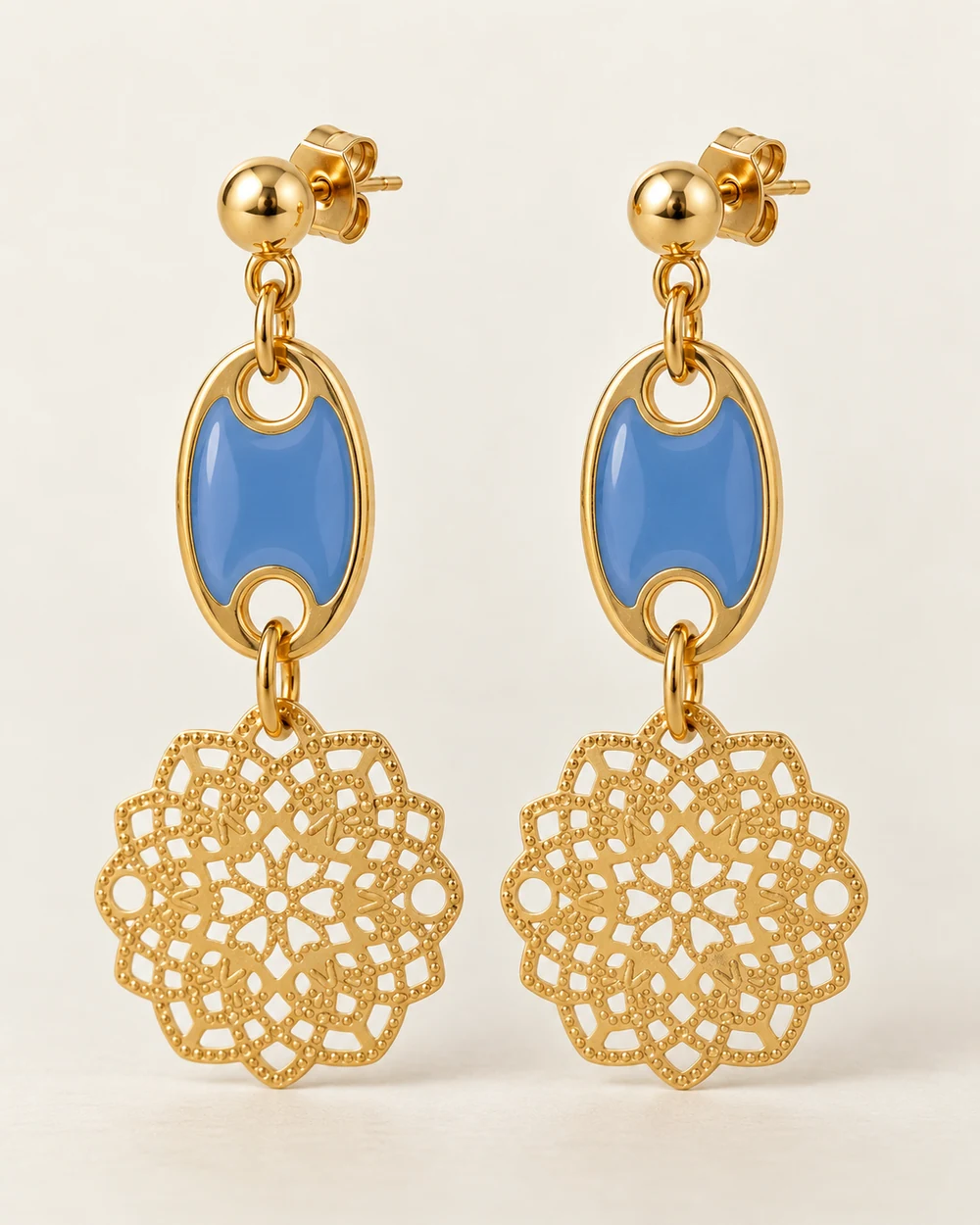 Cécile — Connecteur ovale bleu et rosace dorée à deux trous s’articulent en deux étages.