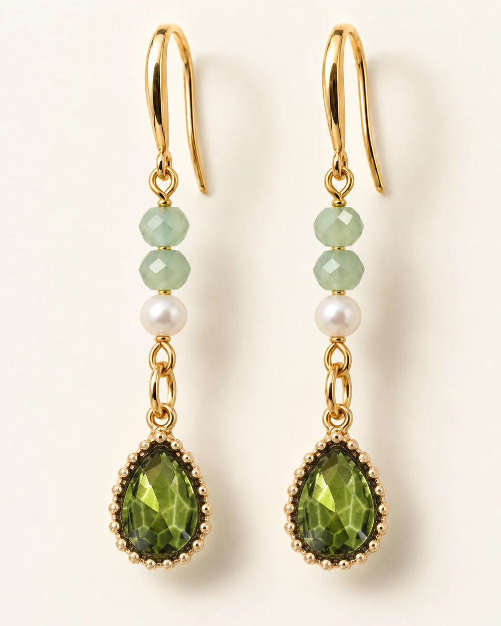Céladon — Une ligne de 2 facette vert pastel 4 mm, 1 perle nacrée synthétique 4 mm se prolonge par goutte de verre verte montée.