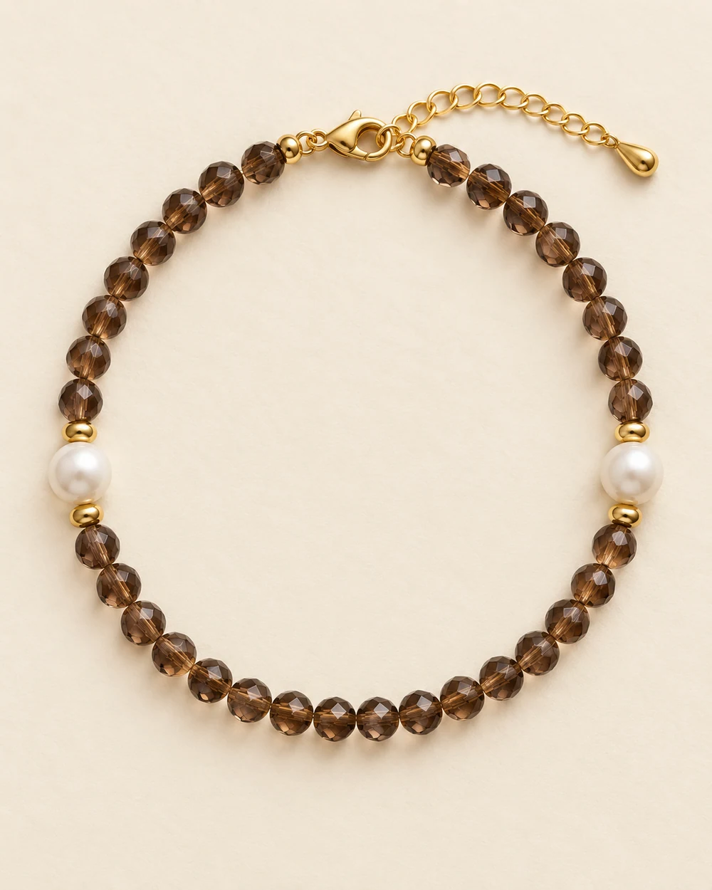 Chocolat — 32 facette brun fumé 4 mm et 2 perle nacrée synthétique 6 mm et 4 intercalaire doré 2 mm.