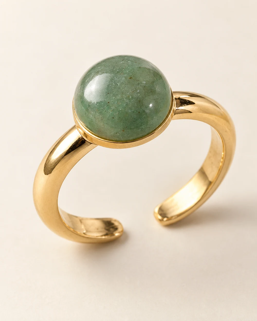 Clairière — Cabochon aventurine 10 mm collé sur un demi-jonc réglable doré.
