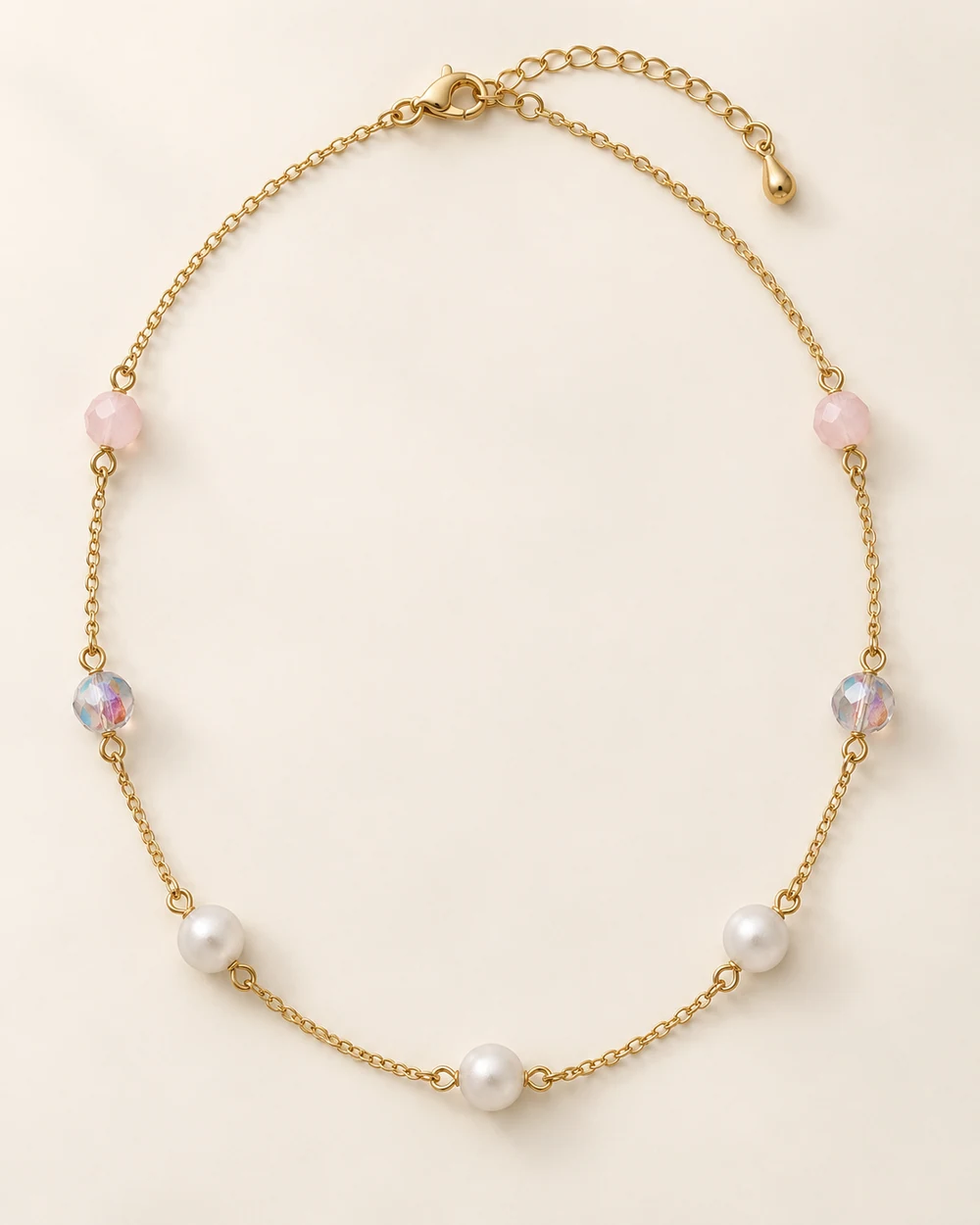Confetti — Une chaîne fine rythmée par 2 facette rose 4 mm et 2 facette bleue 4 mm et 3 perle nacrée synthétique 4 mm.