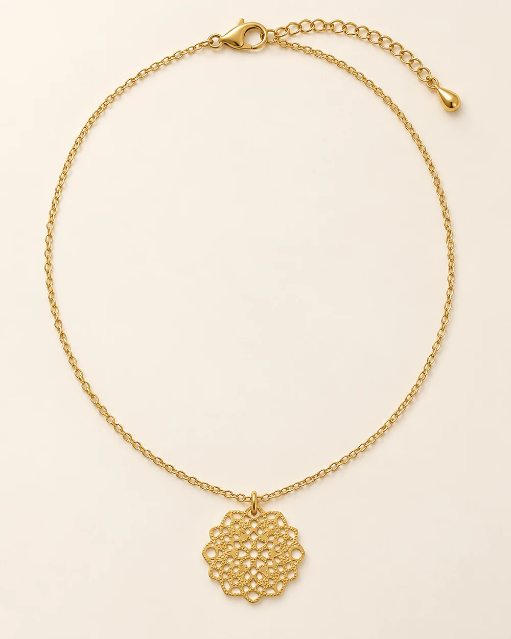 Cordelette — Rosace dorée à deux trous, sur chaîne fine de 38 cm.