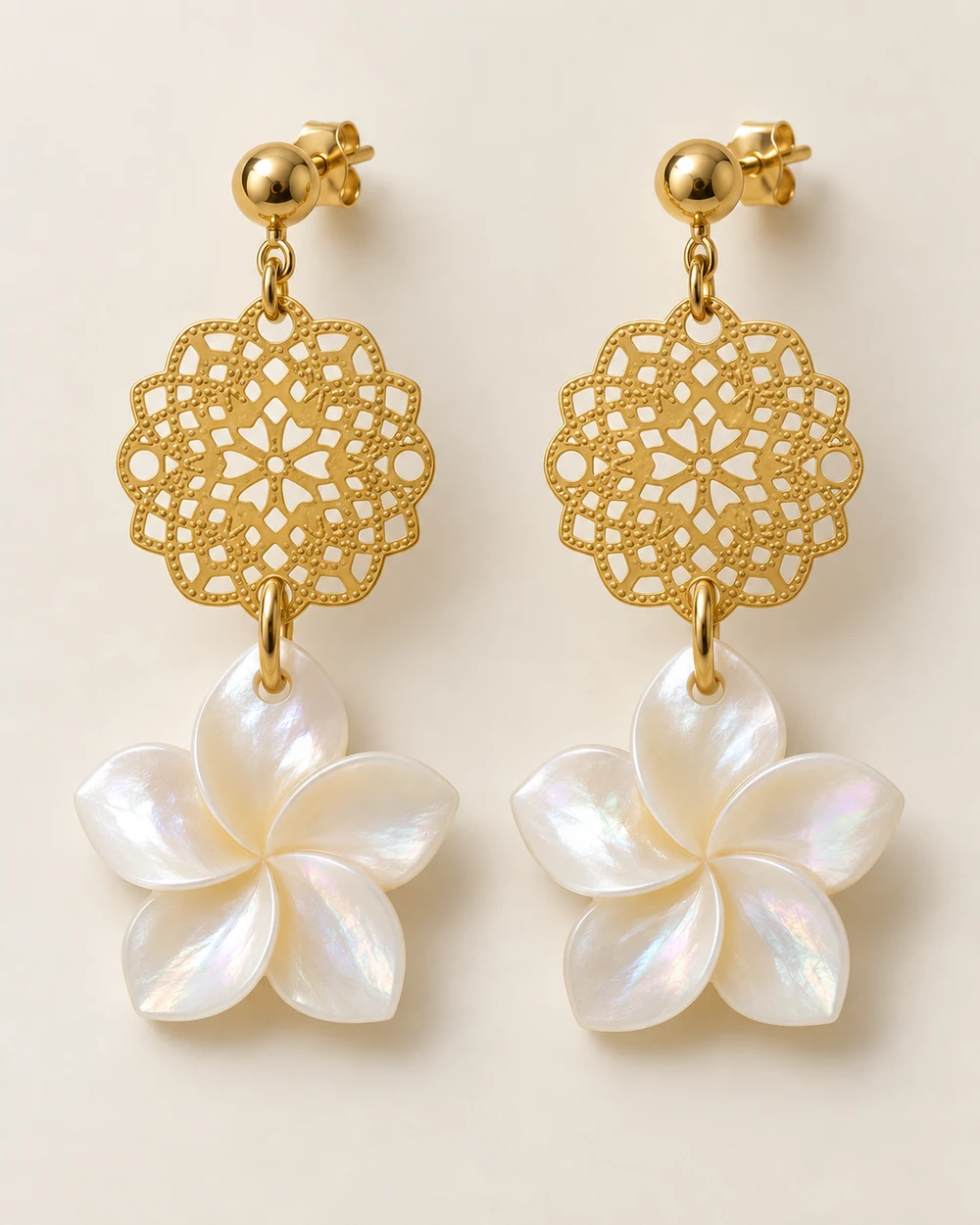 Corolle — Rosace dorée à deux trous et fleur en nacre s’articulent en deux étages.