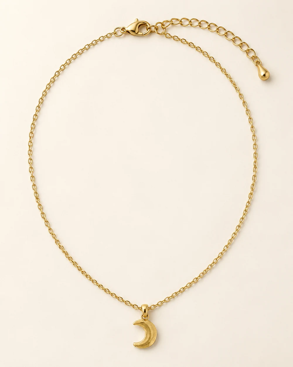 Croissant — Petite lune dorée, sur chaîne fine de 38 cm.