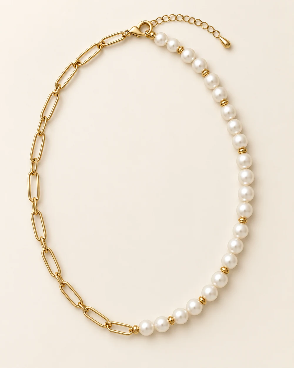 Dualité — Un demi-collier en chaîne trombone rencontre 22 perle nacrée synthétique 8 mm et 8 intercalaire doré 2 mm.
