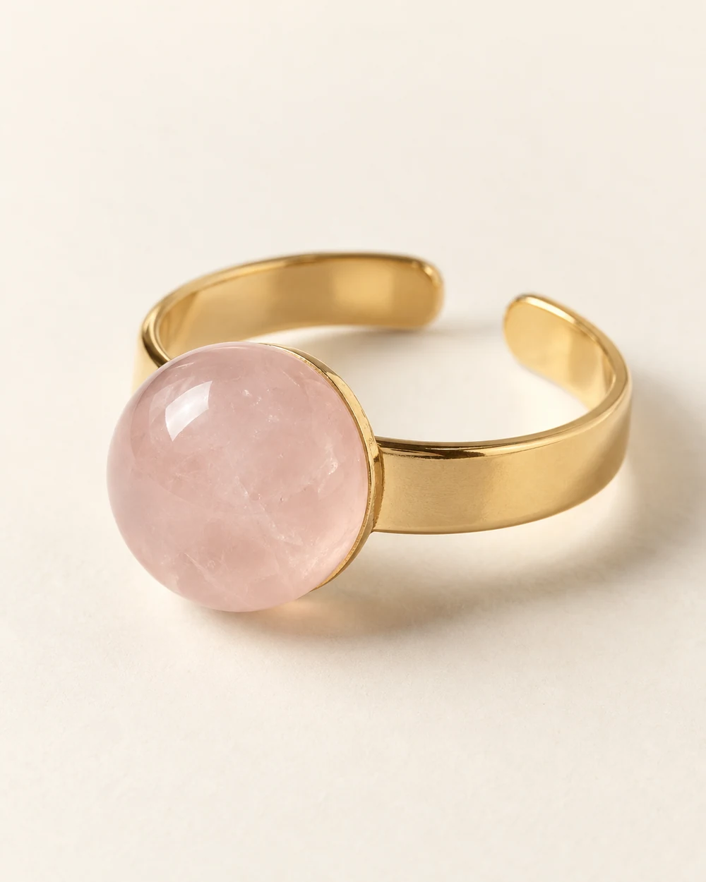Eau de rose — Cabochon quartz rose 10 mm collé sur un support réglable doré.