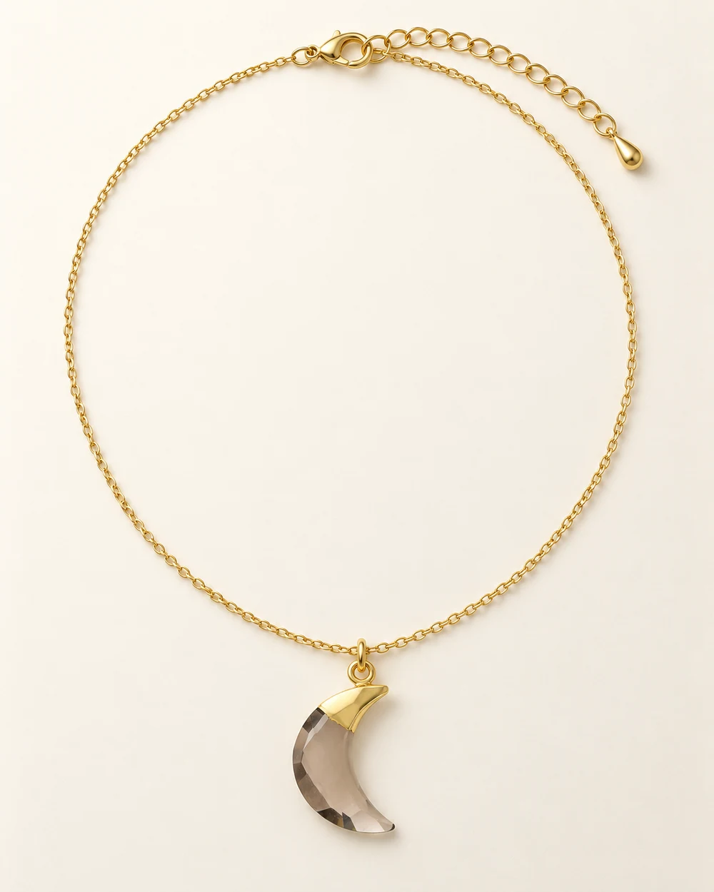 Éclipse — Lune en quartz fumé, sur chaîne fine de 45 cm.