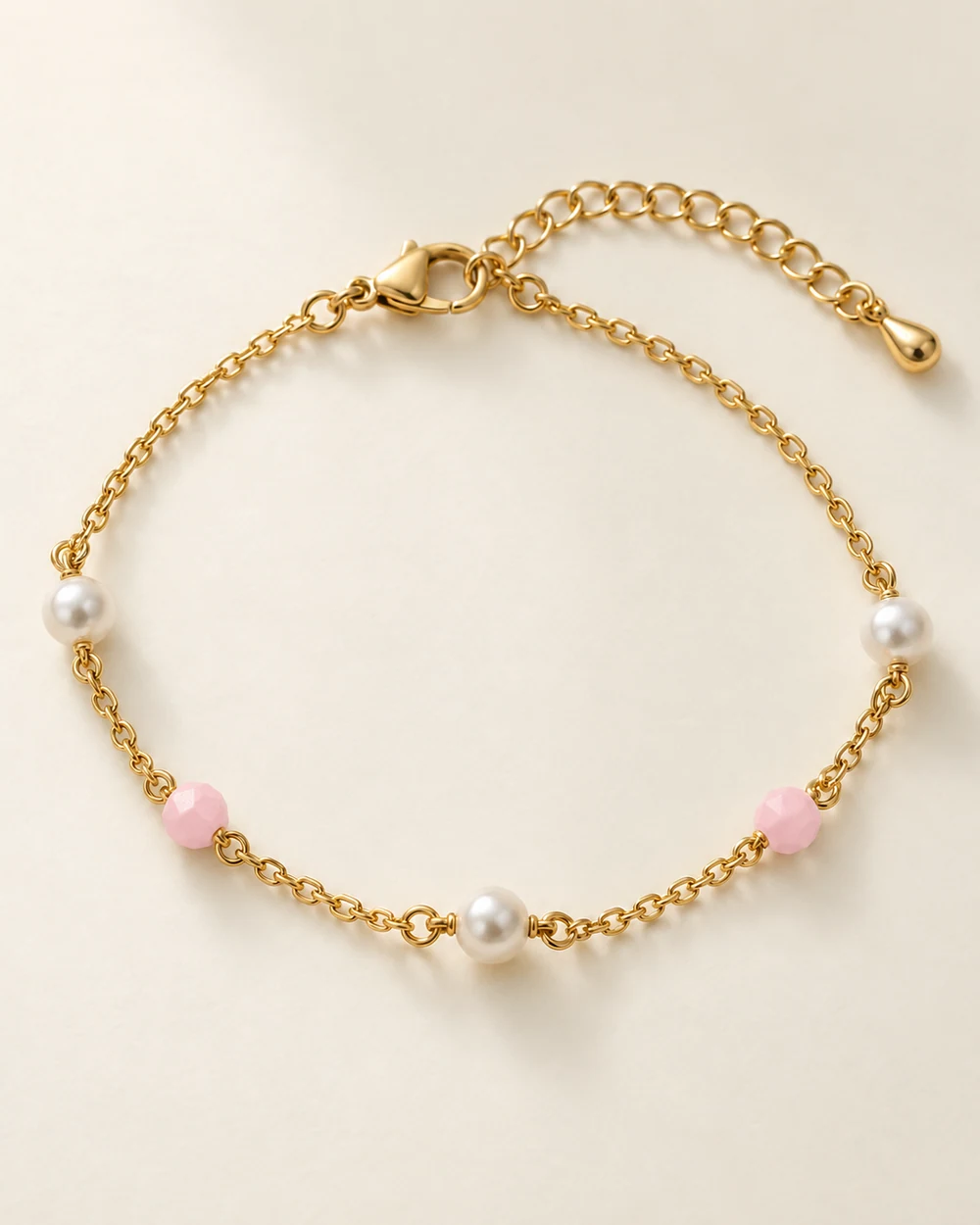 Épi — Une chaîne ponctuée de 3 perle nacrée synthétique 4 mm et 2 facette rose 4 mm.