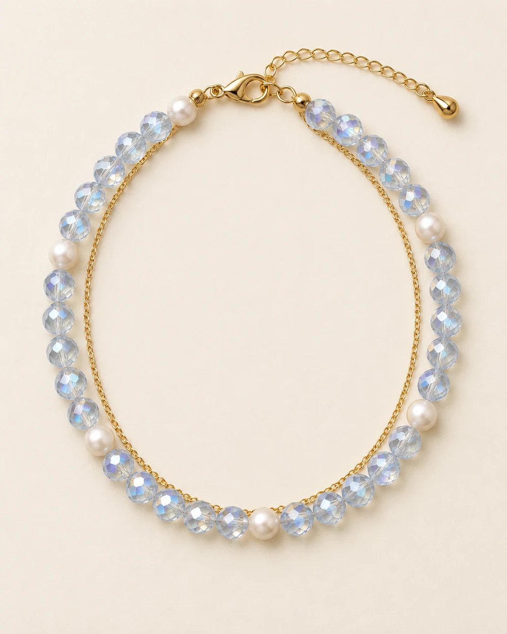 Estuaire — 30 facette bleue 4 mm et 6 perle nacrée synthétique 4 mm, doublés d’une chaîne fine.