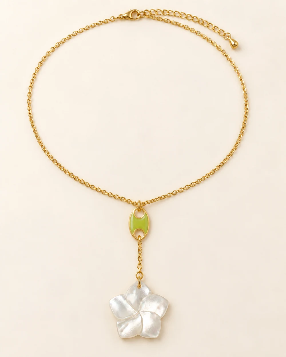 Flore — Une ligne en Y : connecteur ovale vert, puis fleur en nacre au bout d’une descente de 8 cm.