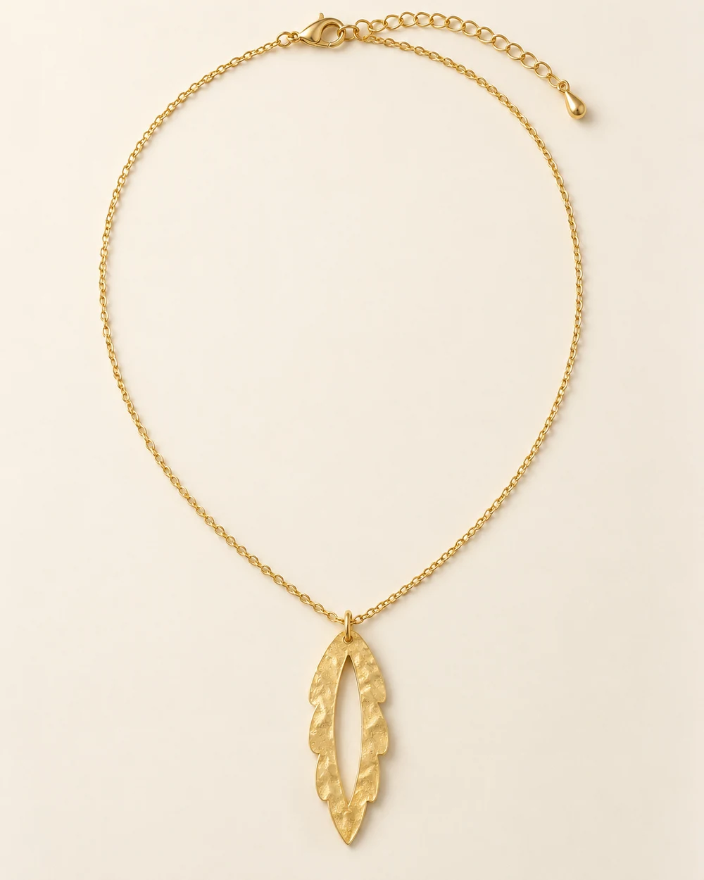 Herbier — Feuille dorée, sur chaîne fine de 60 cm.