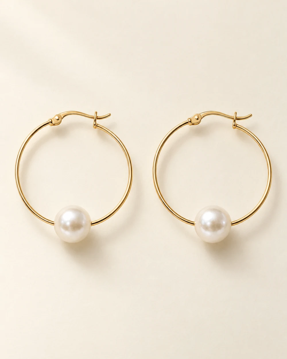 Houat — Créoles fines de 25 mm, 1 perle nacrée synthétique 8 mm par oreille.