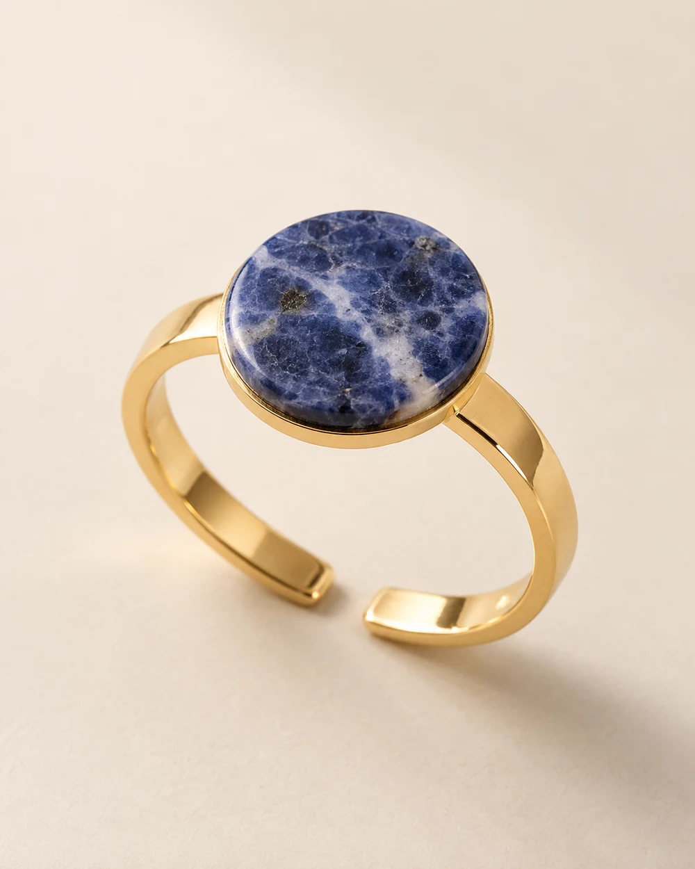 Indigo — Cabochon sodalite 10 mm collé sur un support réglable doré.
