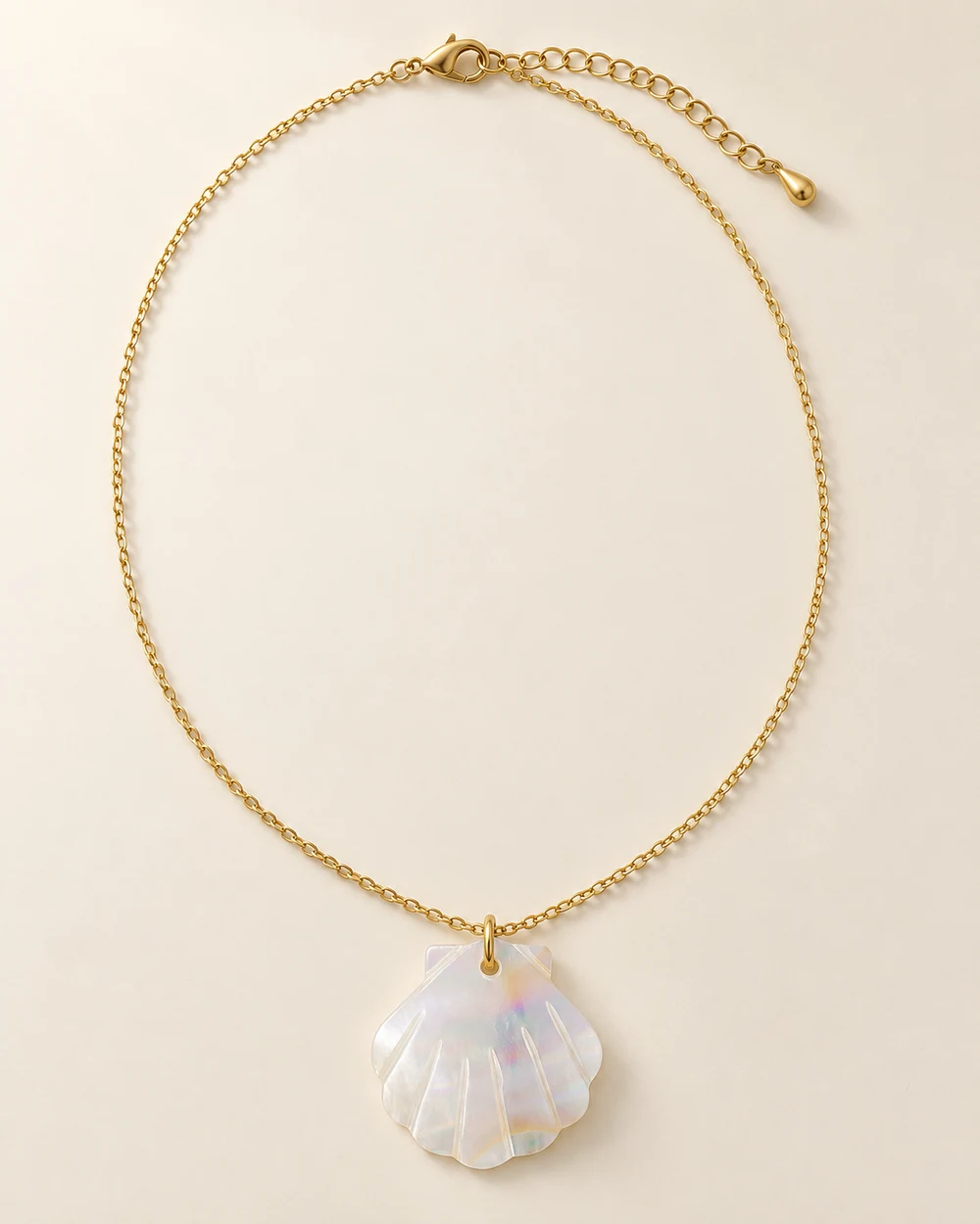 La Grande Marée — Coquillage en nacre, sur chaîne fine de 60 cm.