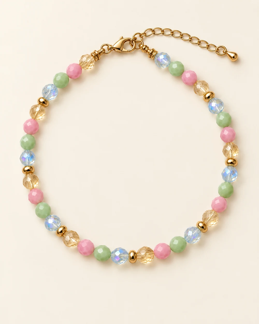 Mélange — 8 facette bleue 4 mm et 8 facette vert pastel 4 mm et 8 facette rose 4 mm et 8 facette miel 4 mm et 8 intercalaire doré 2 mm.