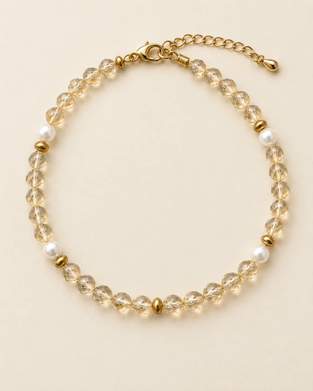 Mimosa — 30 facette miel 4 mm et 4 perle nacrée synthétique 4 mm et 6 intercalaire doré 2 mm.