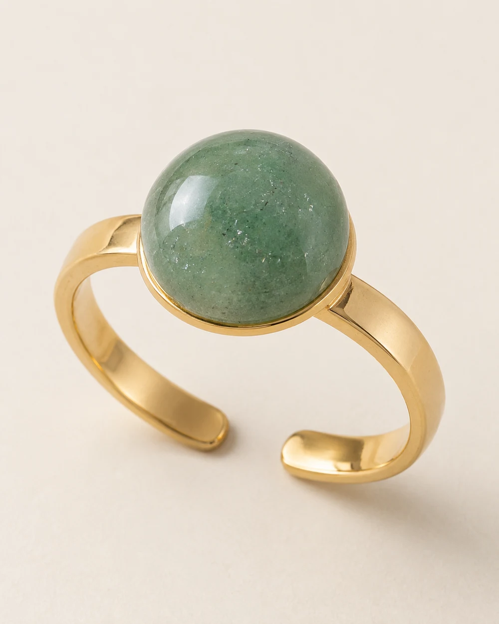 Mousse — Cabochon aventurine 10 mm collé sur un support réglable doré.