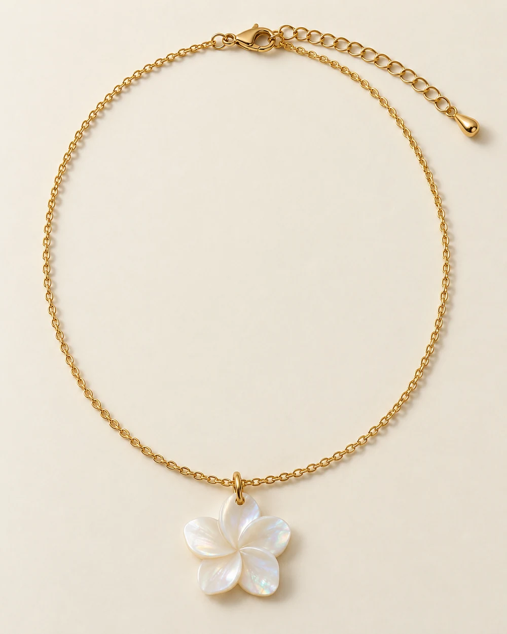 Nacre — Fleur en nacre, sur chaîne fine de 42 cm.