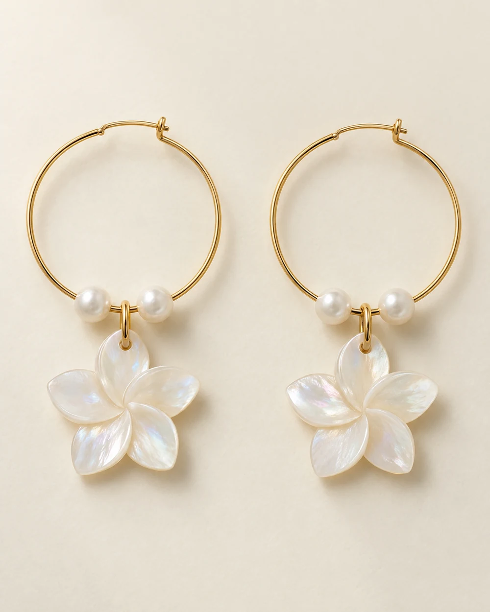 Néroli — Créoles fines de 25 mm, 2 perle nacrée synthétique 4 mm par oreille, avec fleur en nacre.