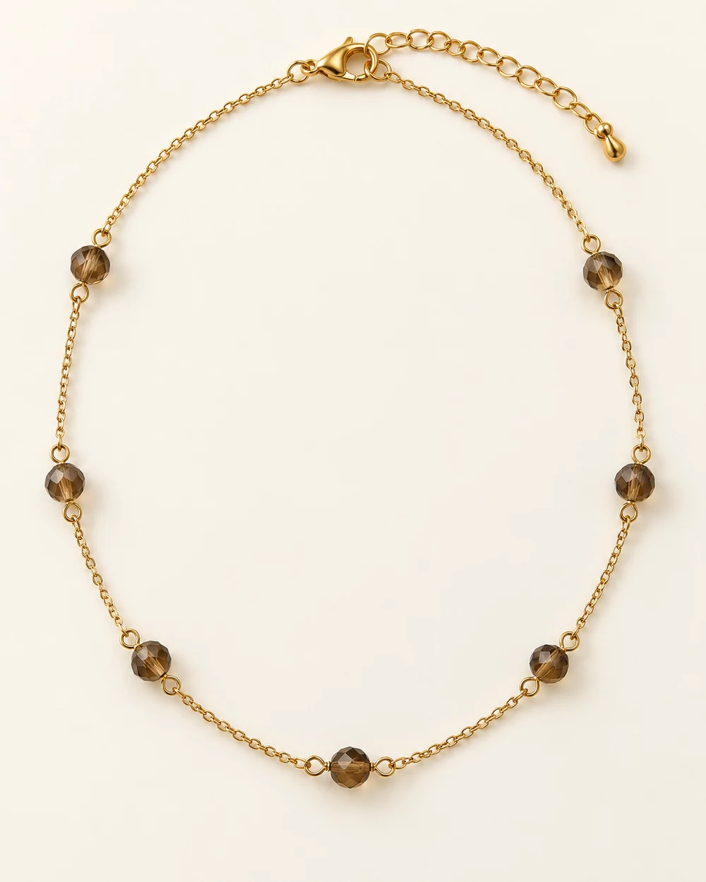 Noisette — Une chaîne fine rythmée par 7 facette brun fumé 4 mm.