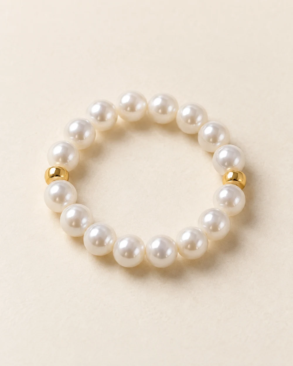 Onde — Bague souple composée de 16 perle nacrée synthétique 4 mm et 2 intercalaire doré 2 mm.
