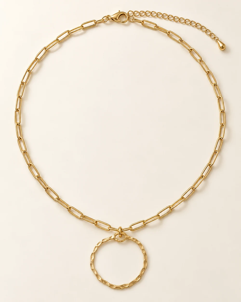 Orbitale — Cercle martelé, sur chaîne trombone de 48 cm.