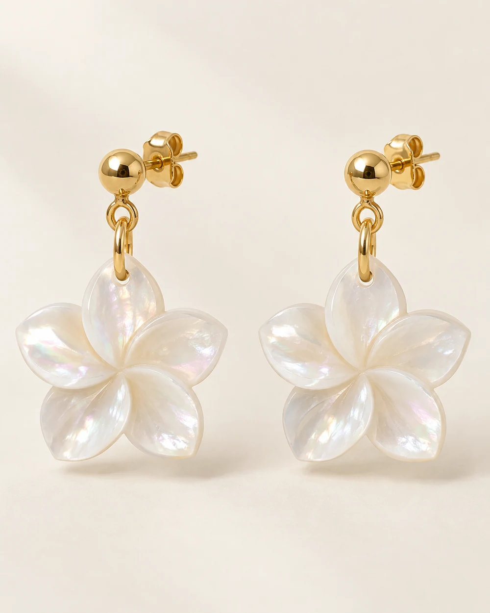 Pétale — Fleur en nacre suspendu à une puce boule.