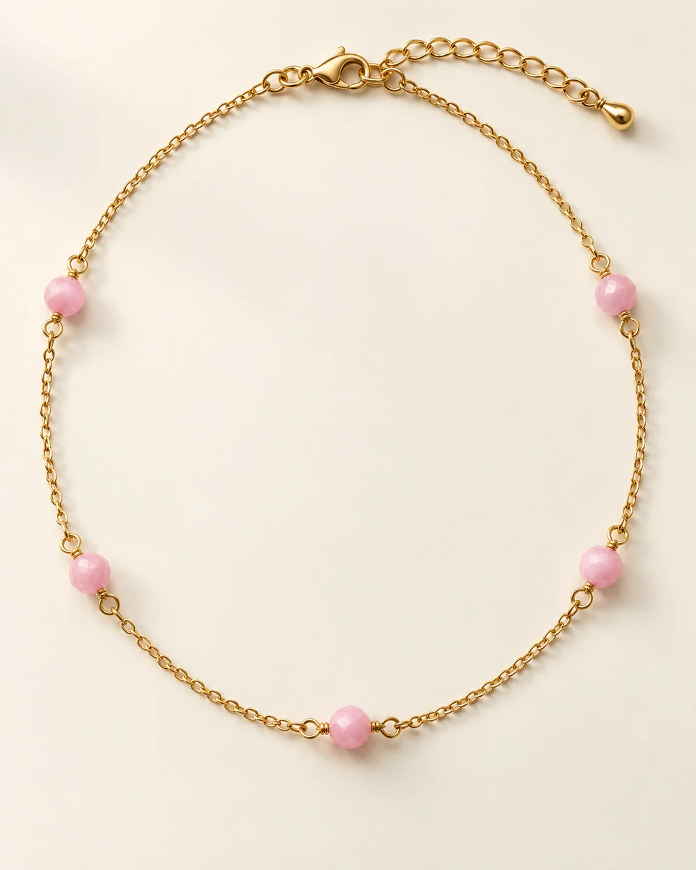 Rosée — Une chaîne fine rythmée par 5 facette rose 4 mm.