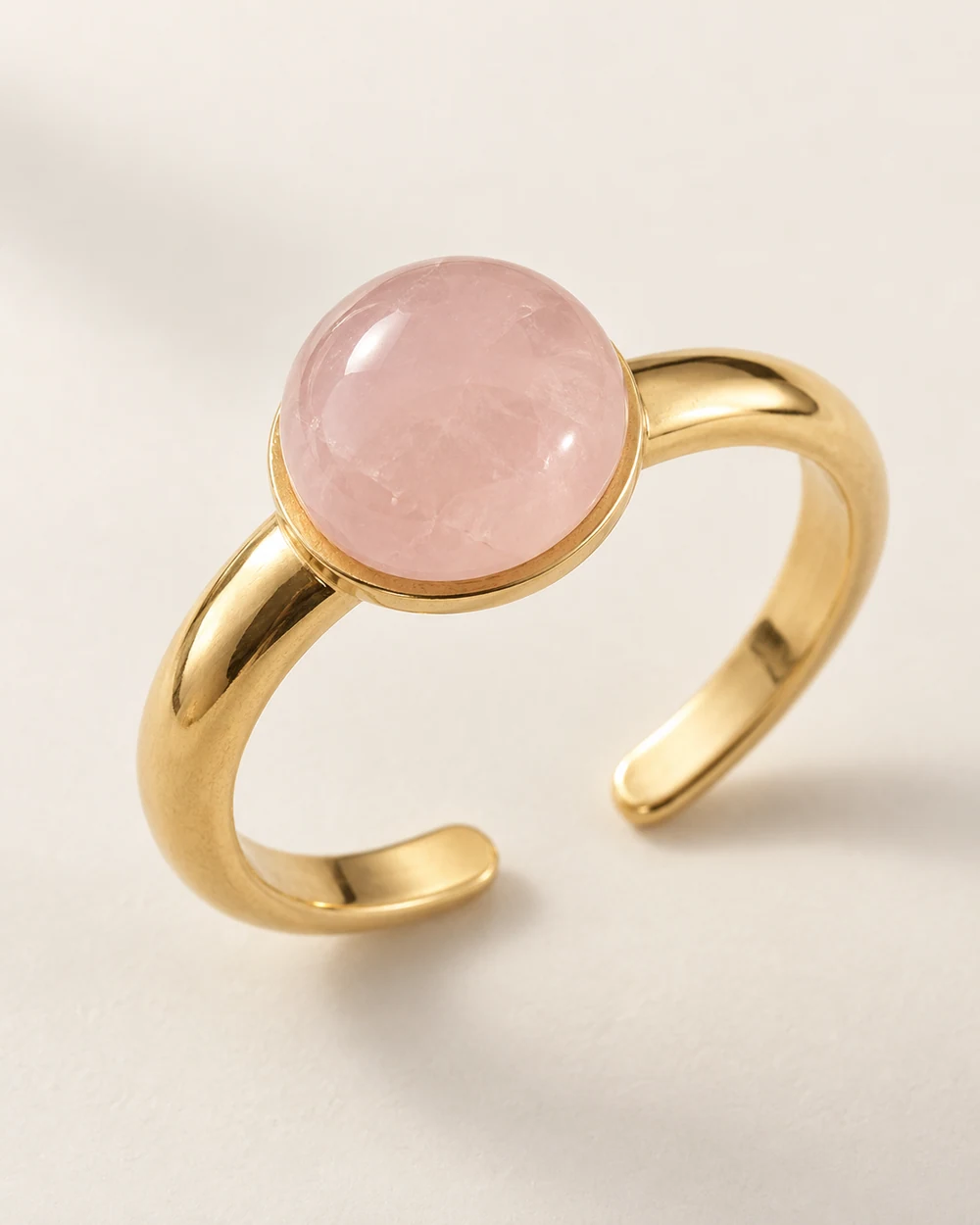 Roseraie — Cabochon quartz rose 10 mm collé sur un demi-jonc réglable doré.