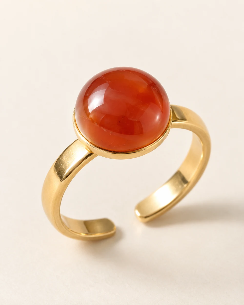 Sable — Cabochon cornaline 10 mm collé sur un support réglable doré.