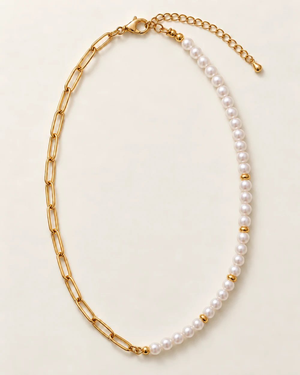 Sillage — Un demi-collier en chaîne trombone rencontre 30 perle nacrée synthétique 6 mm et 5 intercalaire doré 2 mm.