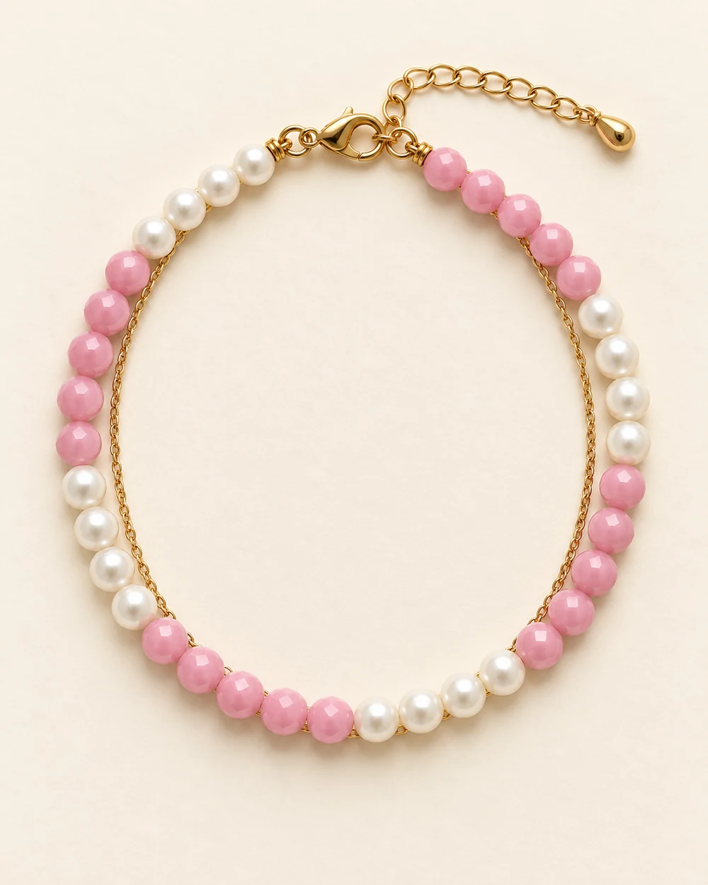 Sorbet — 20 facette rose 4 mm et 16 perle nacrée synthétique 4 mm, doublés d’une chaîne fine.