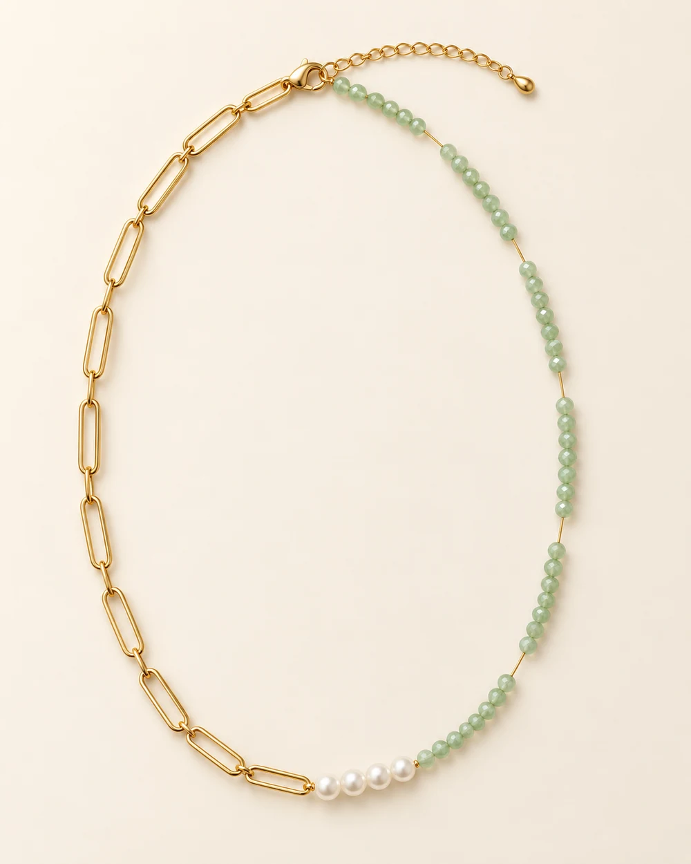 Sylve — Un demi-collier en chaîne trombone rencontre 42 facette vert pastel 4 mm et 4 perle nacrée synthétique 6 mm.