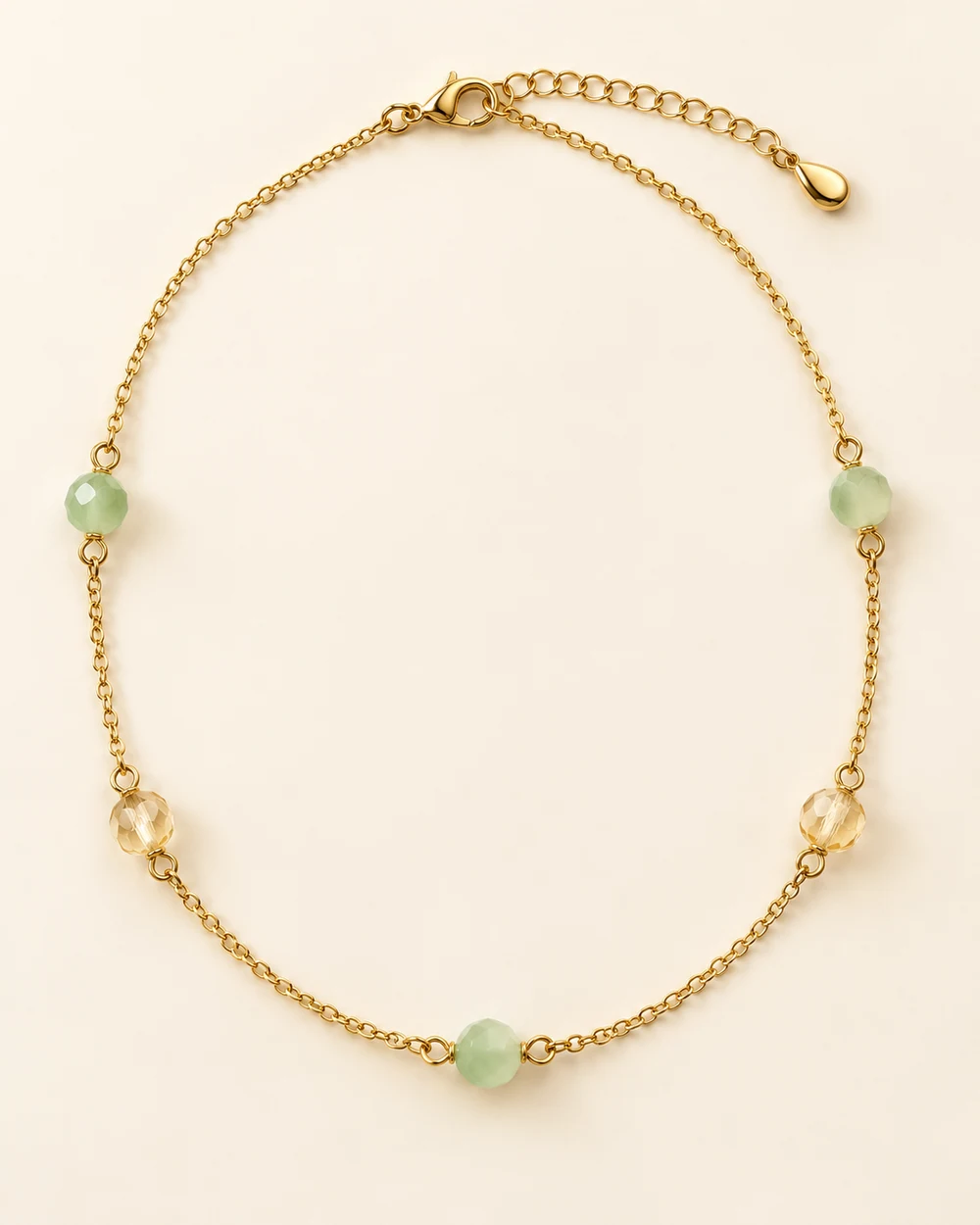 Verger — Une chaîne fine rythmée par 3 facette vert pastel 4 mm et 2 facette miel 4 mm.